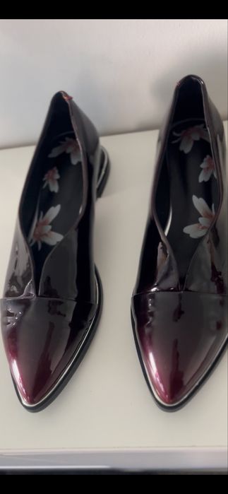 Pantofi din pele lacuita