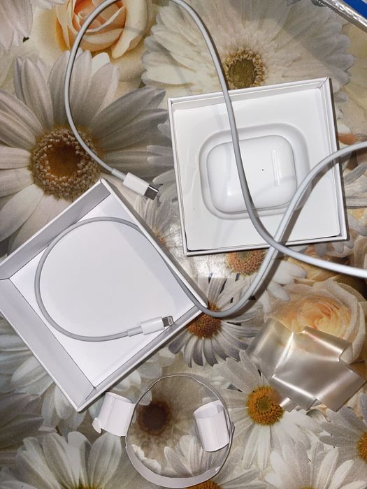Продам наушники AirPods бу