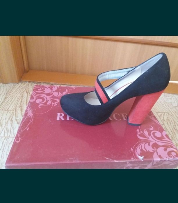 Продаются замшевые туфли