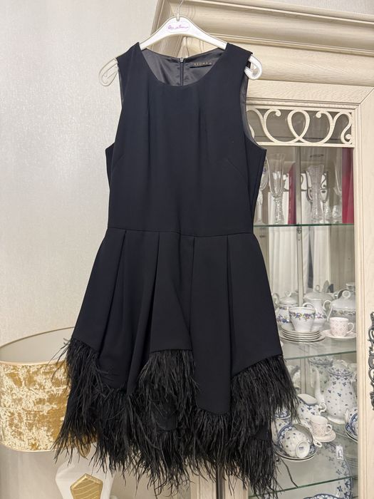 платье вечернее с перьями