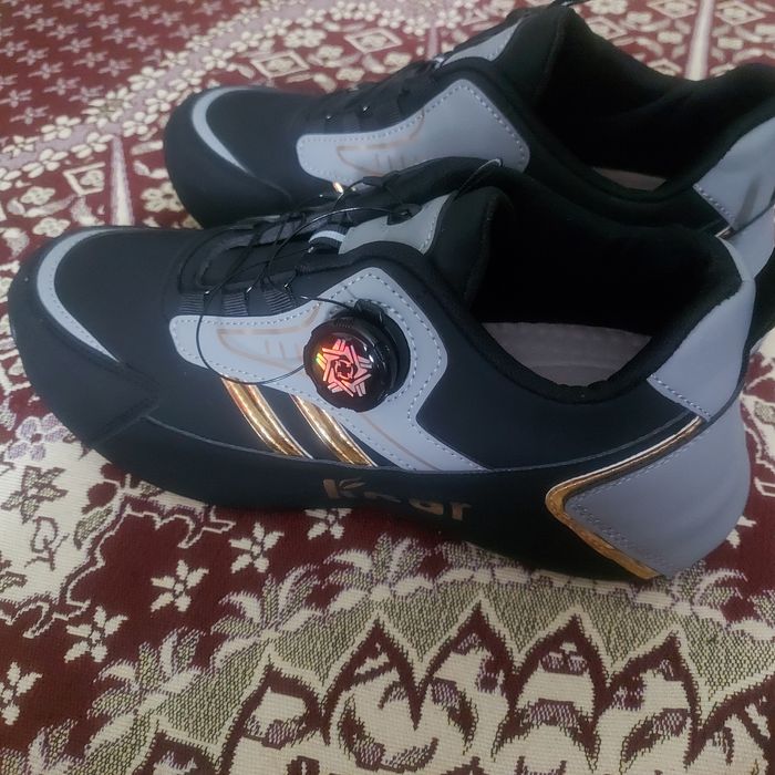 Продам кроссовки