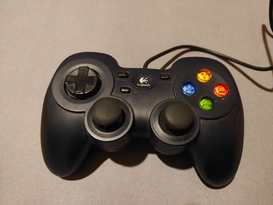Logitech Gamepad F310 USB джойстик