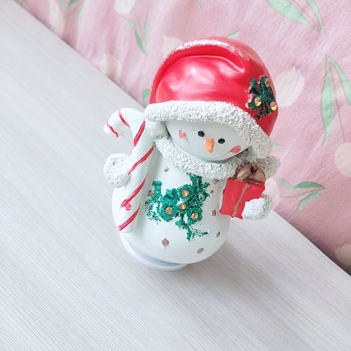 Продам музыкального крутящегося снеговика