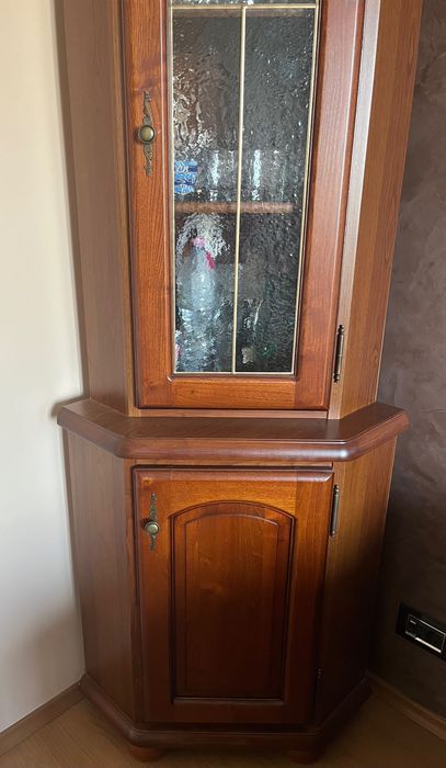 PLASTIKA BG  ъглова витрина от дърво- 600 лв.Италианска Витрина стъкло