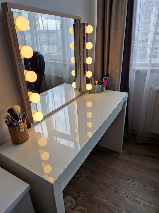 Vand masa machiaj cu oglinda si leduri