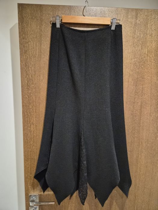 Черна пола с дантела