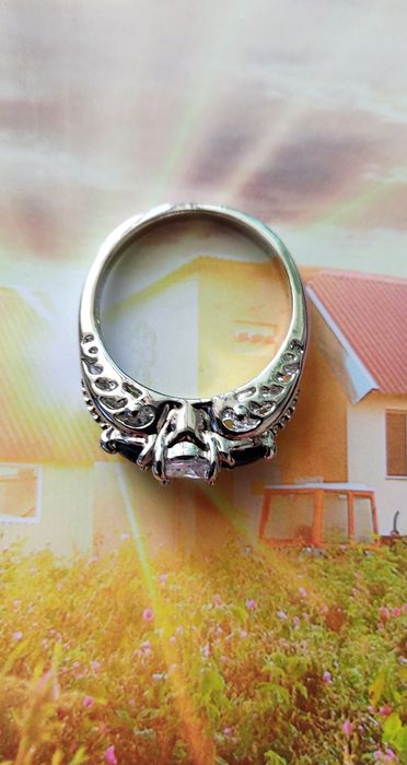 Златен пръстен БЯЛО ЗЛАТО 24К с бяла сапфирова лента