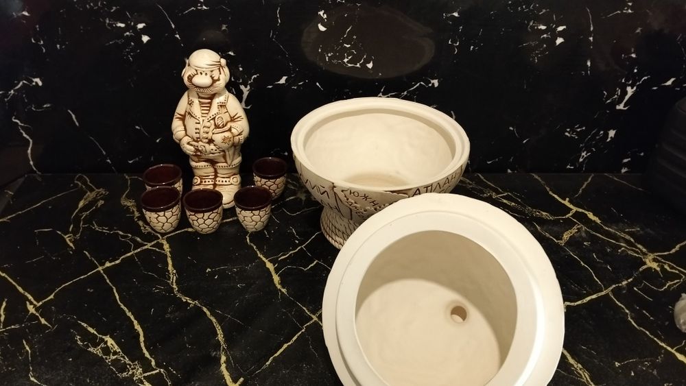 Штоф с рюмками, глобус бар.