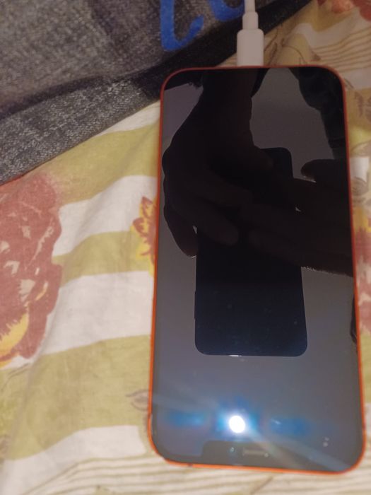 Vand iphone 12 cu bateria 67 si putin crapat pe spate schimb plus diferenta functioneaza perfect