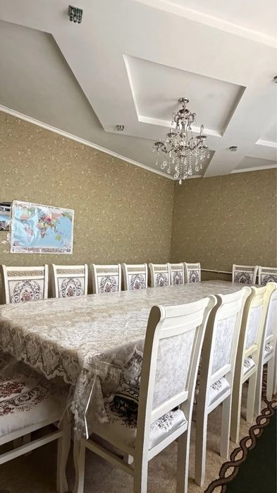 Стол и стулья для зал
