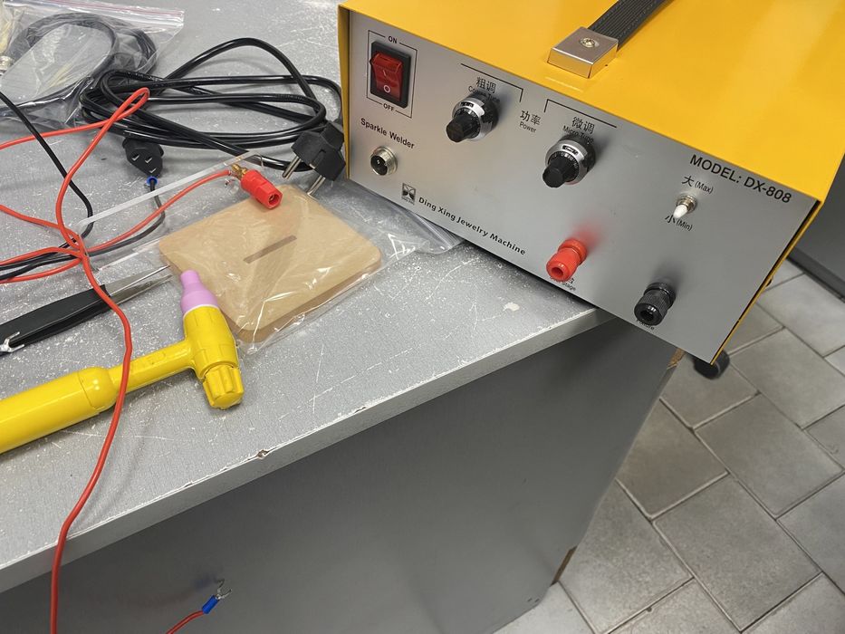 Апарат за точково заваряне на многоцветен метал бижута