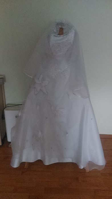 Vând rochie de mireasa, purtata o singura data ,mărimea 46 ,
