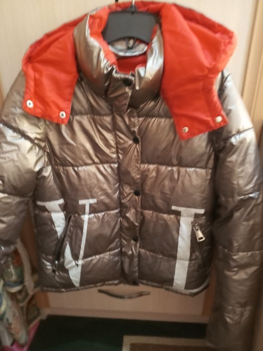 Куртка золотисто красного цвета