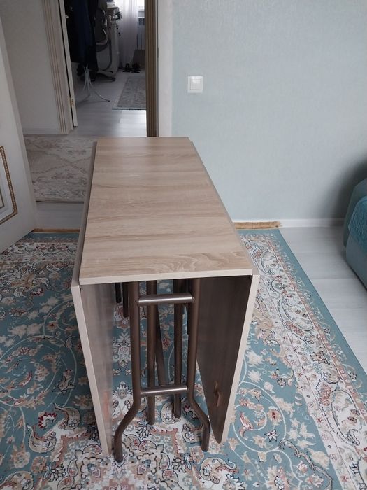 Обеденный стол для гостиной