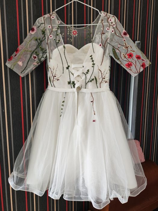 Продам платье с вышивкой