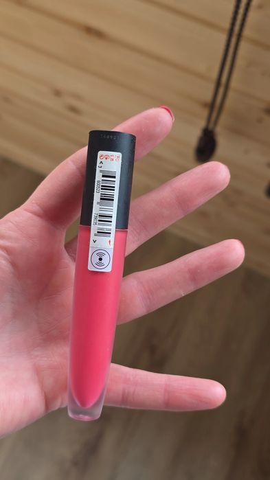 Ruj lichid mat L’Oreal Paris Rouge Signature