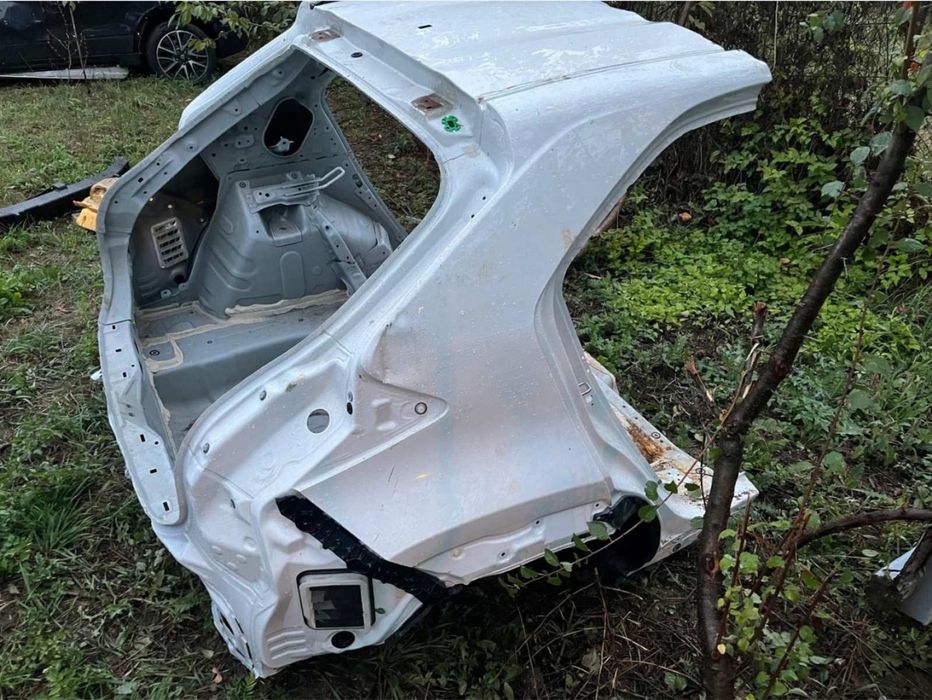 Toyota yaris cross задница