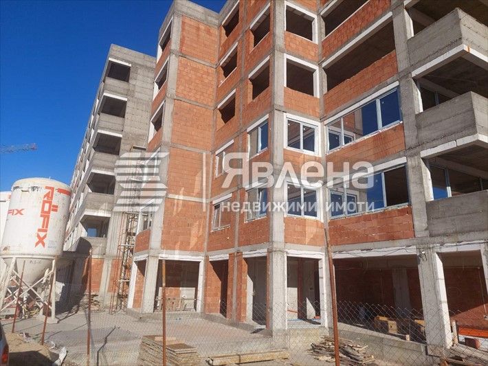 Тристаен апартамент с гараж