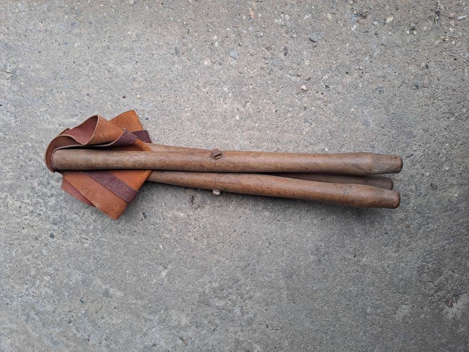 scaun vechi pescar lemn piele