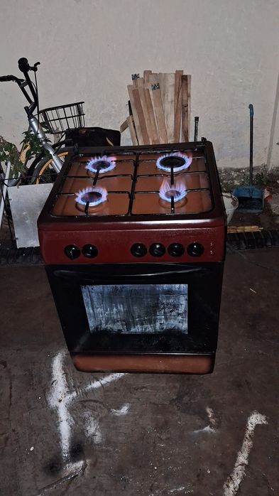 Срочно продаётся газ плита идеальном состоянии Ге