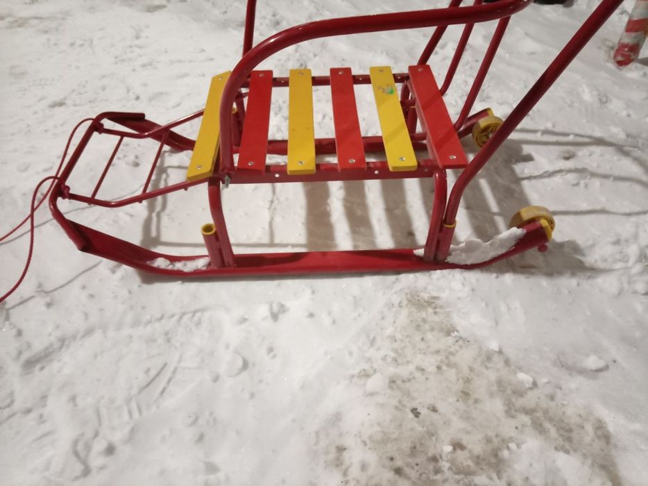 Красные детские санки