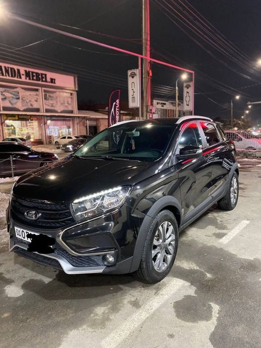 Lada Xray srochni sotiladi