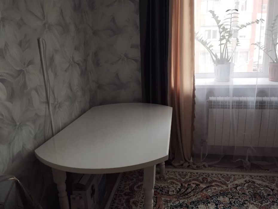 Продам стол в отличном состояний