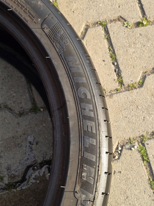 235 40 18 Michelin