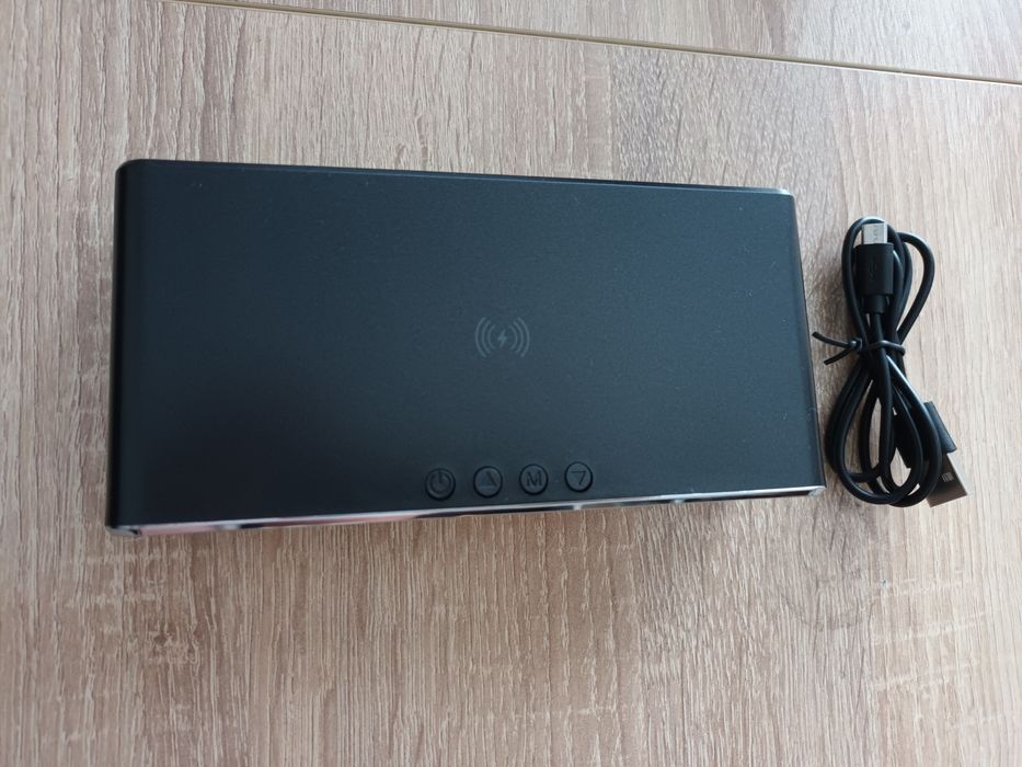 Часовник, с безжично зарядно за телефон, термометър, будилник