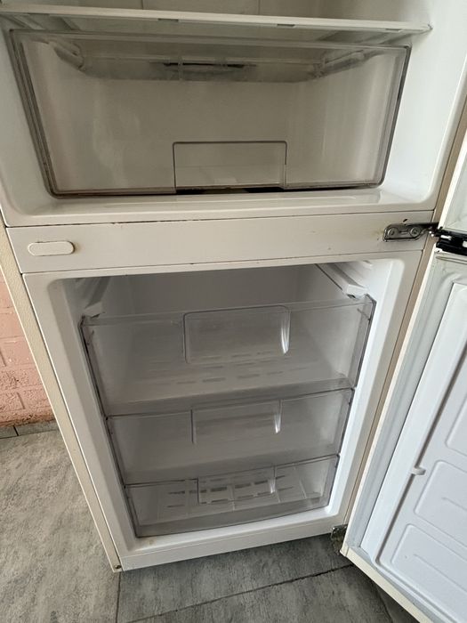 Холодильник LG продается