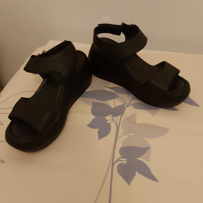 Vind sandale din piele , mărimea 37.