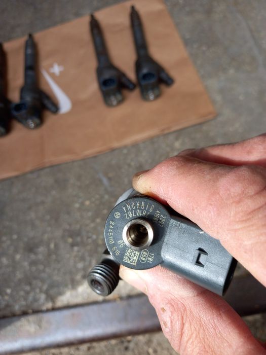 Vand  6 injectoare BMW 330 GT