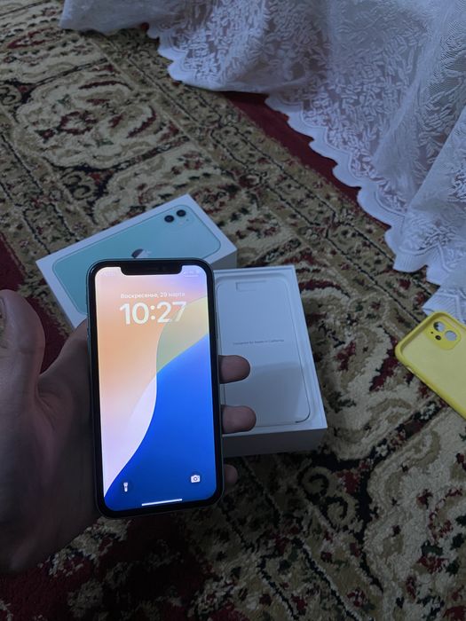 iPhone 11 с коробкой.