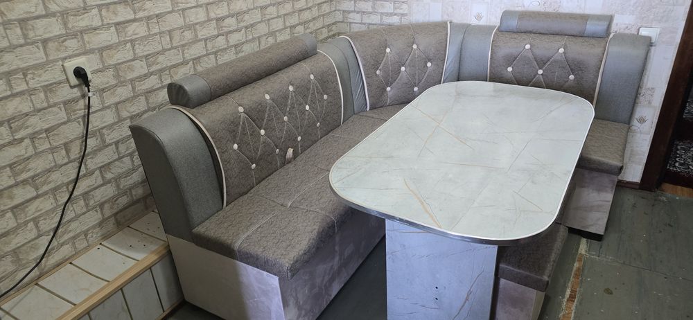 Кухнние.  Уголок +Сол+2пуфиг.качитва можете пасматрет