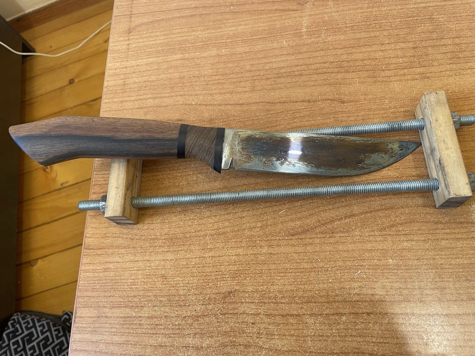 Продавам нож ръчна изработка от стомана 65 г