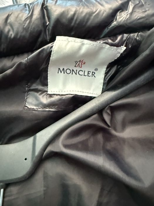 Елек на Moncler.