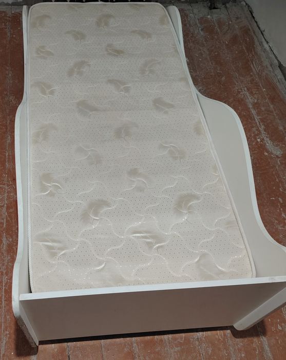 Продам детскую кровать машинку