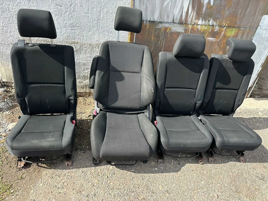 Седалки за Тойота Корола Версо.