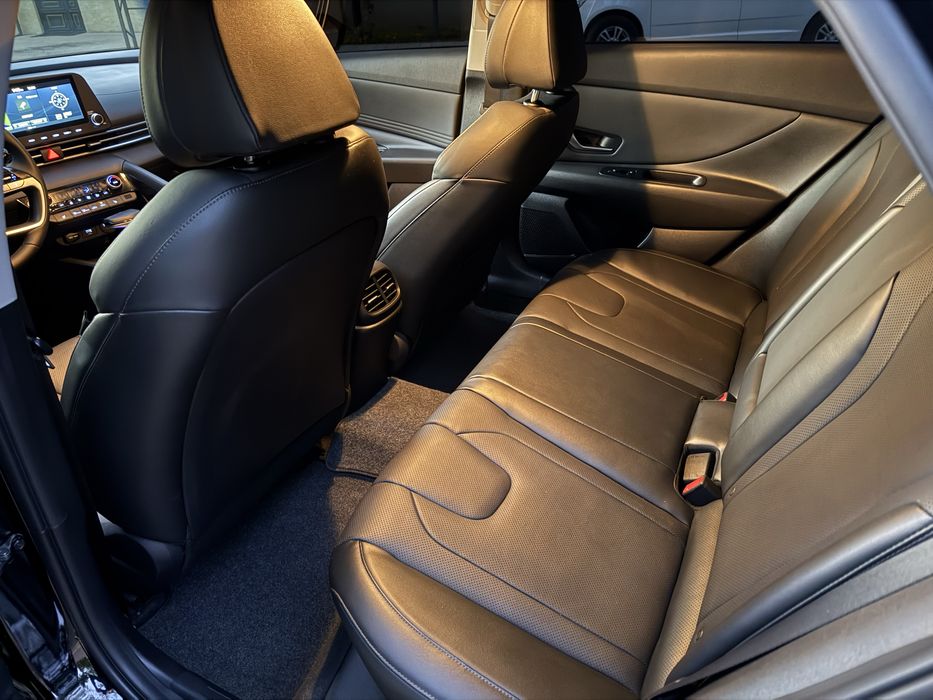 Hyundai Elantra 2.0L full options !