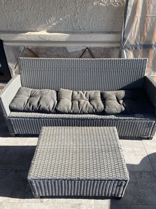 Canapea cu trei locuri si masuta pentru terasă