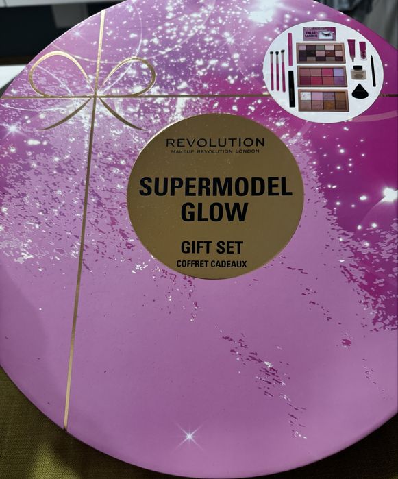 НОВ Козметичен сет Makeup Revolution – Supermodel Glow