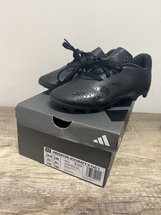 Футболни обувки adidas