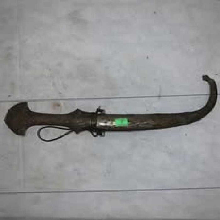 Cutit cu teaca din alama cu tenta arabeasca