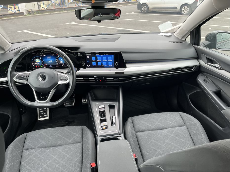 Volkswagen Golf 8 2.0 TDI DSG incalzire scaune senzori parcare bord digital faruri led jante aluminiu comenzi volan start stop asistenta parcare