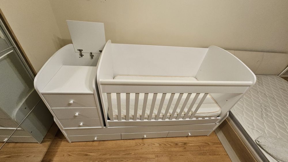 Трансформиращо се бебешко / детско легло с подарък матрак - със скрин