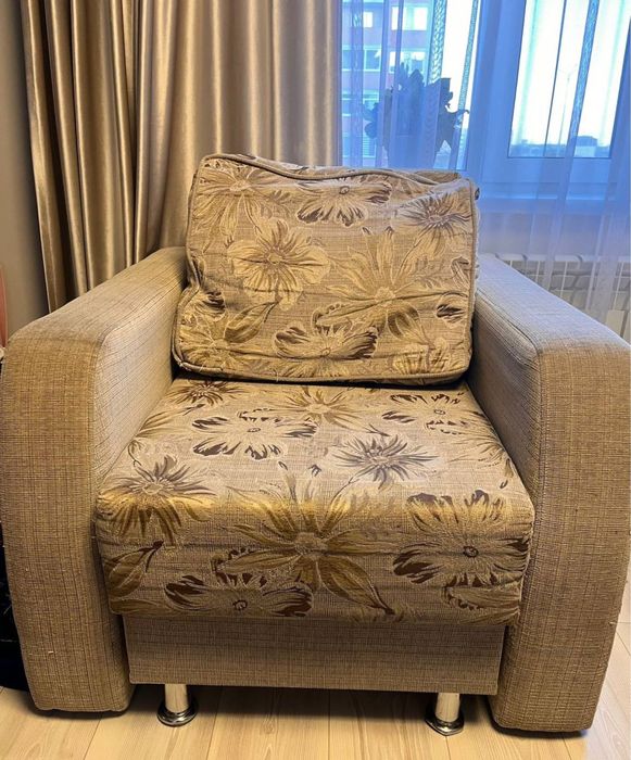 продаю диван, кресло, пуфик, стенку и ковры