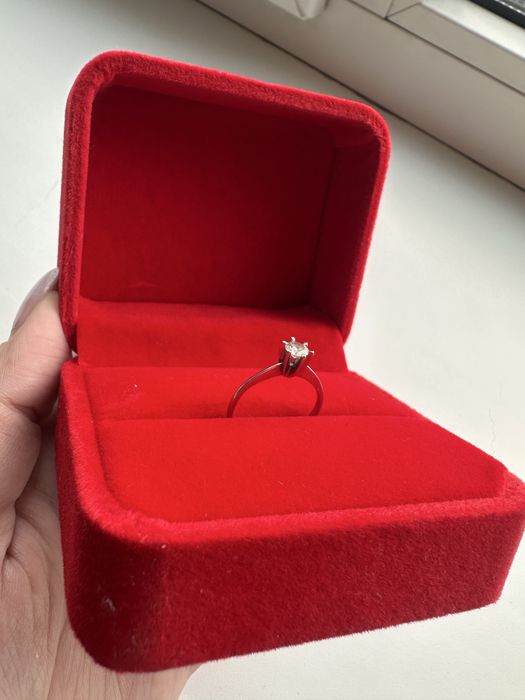 Кольцо белое золото с бриллиантом