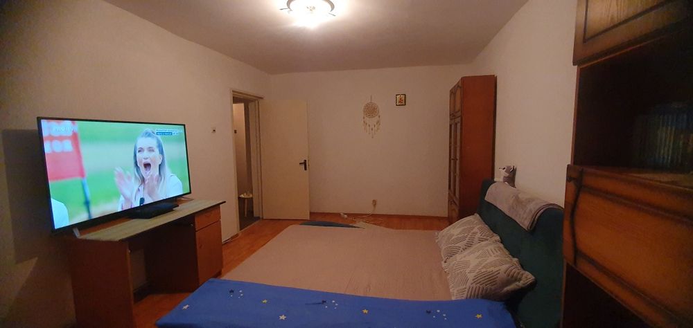 Vând apartament cu 3 camere ,hol,baie și bucătărie.