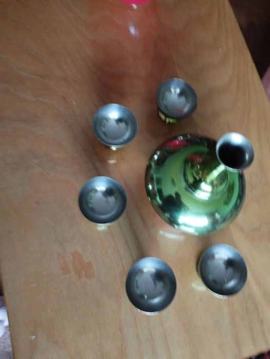 Vând seturi pentru băuturi spirtoase și tava