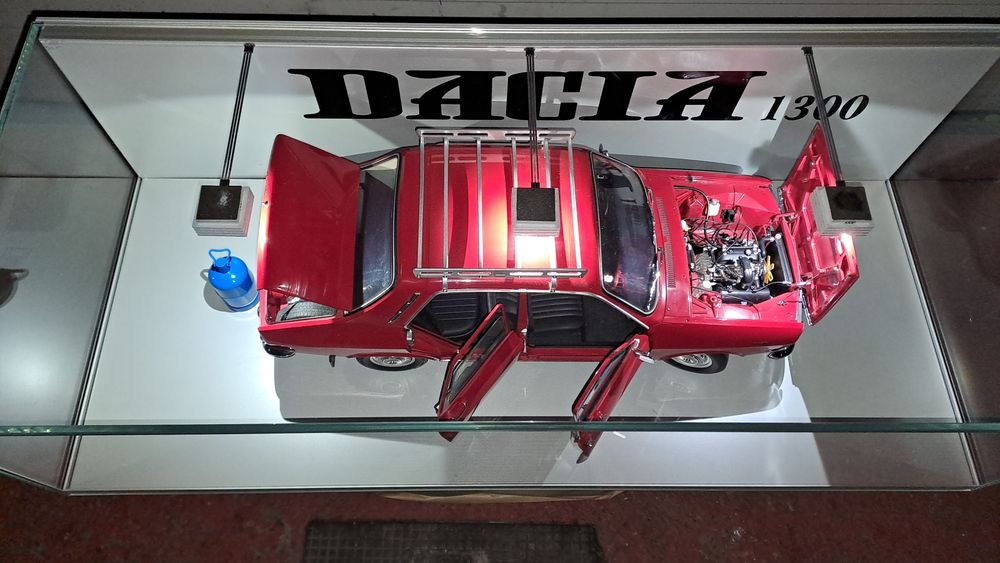 Macheta dacia cu vitrina cu prindere perete